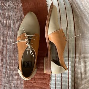 Incredible Leather Oxford saddle shoes with cutout